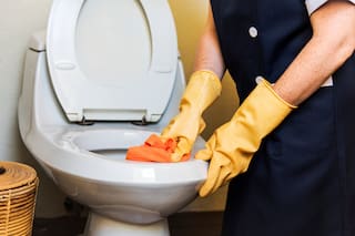 El error al limpiar los baños que es más grave de lo que parece y provoca filtraciones graves