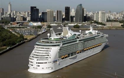 Cada barco transporta un promedio de 2500 turistas
