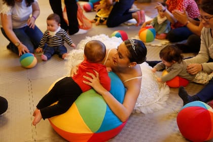 Cada bebé puede ingresar con hasta dos acompañantes