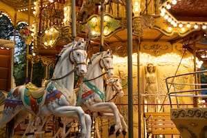 Personas en cestas, juncos, caballos y hasta animales fantasía desde los orígenes de esta longeva atracción