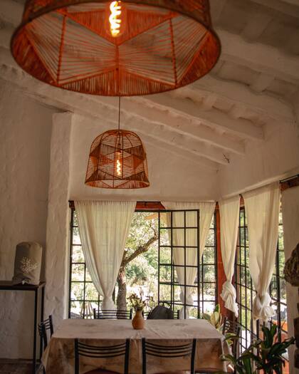 Cada cabaña puede hospedar hasta seis personas y tienen todo lo necesario para una estadía agradable.