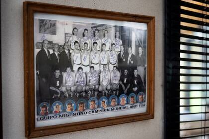 Cada campeón con su nombre escrito en la foto que se volvió cuadro en una pared de la casa donde vive; el recuerdo es feliz y permanente.