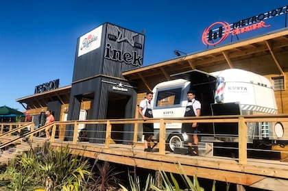 Cada carrito tiene dos barberos por turno, capacitados para realizar ocho cortes estandarizados