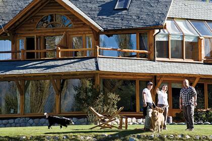 Cada casona de madera tiene habitaciones independientes y confortables, amplias y de cálida ambientación, que comparten un gran living.