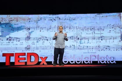 Cada charla invitó a detenerse, observar y descubrir nuevas formas de habitar el tiempo; Bruno Mesz conversó sobre el "sabor de los sonidos"