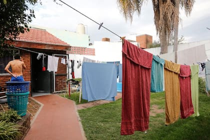 Cada chico debe pagar 100.000 pesos mensuales para vivir y comer en la pensión; los 21 habitantes juegan en las inferiores de Chacarita Juniors