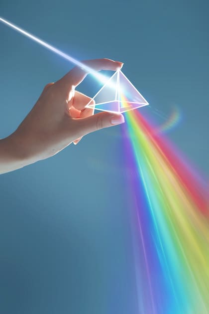 Cada color supone un nivel de energía distinto, por eso el violeta se relaciona con los conceptos de espiritualidad y conciencia superior y el rojo con la acción y el impulso de alta energía