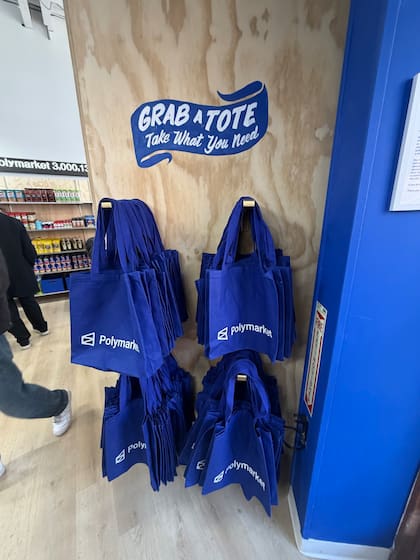 Cada comprador recibe una bolsa de mano para llenar con los productos que necesite (X/@williamlegate)