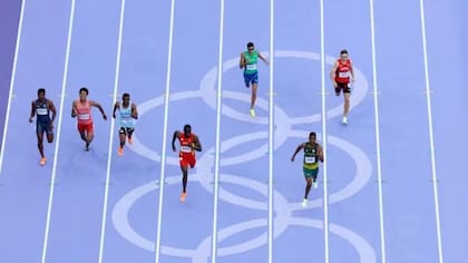 Cada corredor permanece en su carril durante toda la prueba.