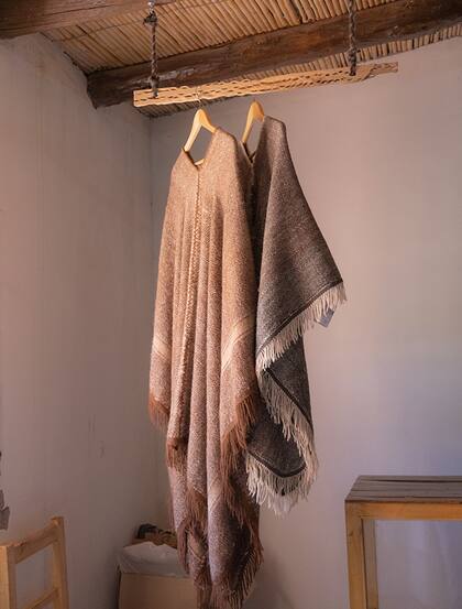Cada creación es única y combina un poncho de vicuña y NFT
