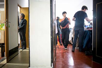 Cada cual atiende su juego: el buen clima reina en camarines, mientras cada artista cumple con su ritual previo a la función