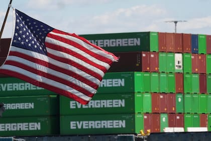 Cada cuatro contenedores equivalen a un empleo en los puertos californianos, según datos de la congresista Nanette Barragán