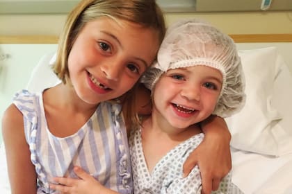 Cada cuatro meses, a Antonia le aplican mediante una inyección el medicamento Nurinersen Spinraza. En la foto, está junto a su hermana Matilde.