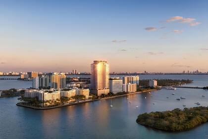 Cada departamento ronda entre los 186 y 307 metros cuadrados con terrazas de 74 a 96 metros cuadrados; y son cuatro residencias por piso.