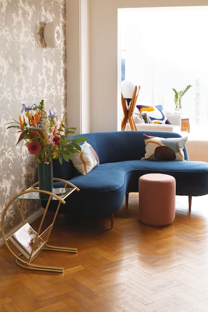 Cada detalle cuenta; ramo de flores de LaFloreri, mesa de arrime Bric-à-brac, puf rosa de Pastel