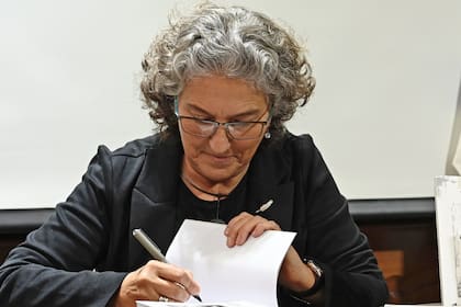 Cada detalle en una firma tiene su propio significado en grafología: la ubicación en el papel, el tamaño, la inclusión de nombre y apellido, la presencia o ausencia de un punto final, el uso de subrayados, y hasta la inclinación de los trazos (Archivo)