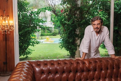 “Cada día, me levanto y agradezco a Dios. Hoy, mi filosofía es disfrutar cada momento, ya sea tomando un mate en el jardín, ensayando las líneas para la obra o yendo a caminar con Ara", manifiesta