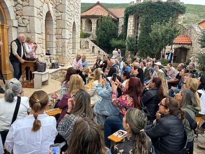 Cada día, Patrick y Nancy reciben en su castillo a peregrinos que vienen a escuchar su testimonio