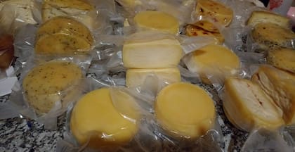 Cada dos días por las mañanas saca 150 litros de leche, que la lleva a elaborar por semana unos 150 kilos de quesos que se evasan al vacío