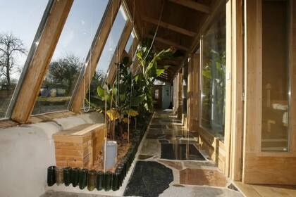 Cada Earthship tiene un invernadero en un lado para que los residentes puedan cultivar sus propios alimentos