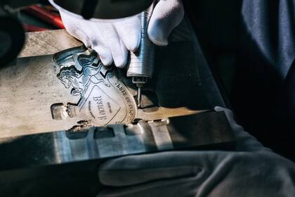 Cada etiqueta de la edición limitada Prix de Baron B es terminada a mano, con un pulido artesanal