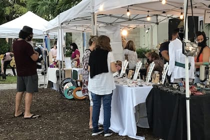 Cada fin de semana hay mercados donde se instalan artesanos y productores locales en un ambiente relajado con música y aperitivos