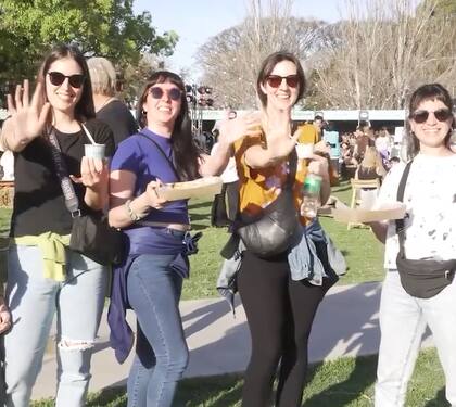 Cada foodtruck suma su toque especial, creando un recorrido gastronómico imperdible