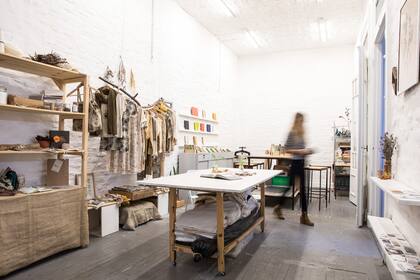 En el espacio se ofrecen piezas de joyería contemporánea, prendas estampadas con hojas, especias molidas a mano, y cuadernos, entre otras propuestas.