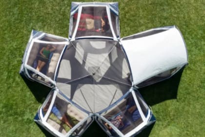 Cada habitación tiene su puerta al exterior y al interior de la carpa