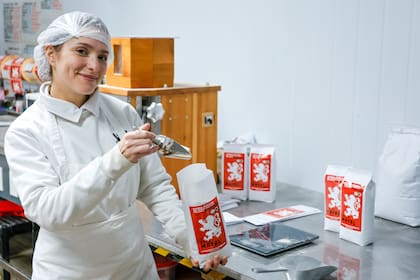 Cada integrante de la familia se encarga de una parte del proceso de fabricación de harinas orgánicas