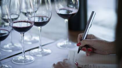 Cada integrante del panel califica el vino.