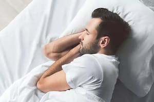 De qué lado de la cama hay que dormir para gozar una mejor salud, según los expertos