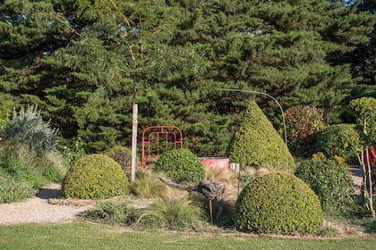 Cada lugar del jardín sorprende con detalles imperdibles, como objetos antiguos y arte topiario