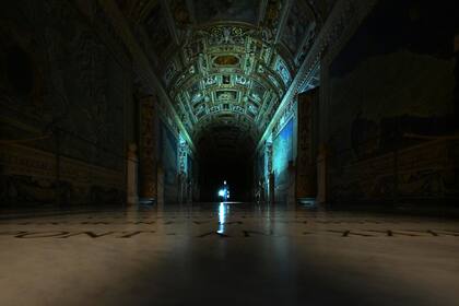 Cada mañana, a partir de las cinco, Gianni recorre los Museos Vaticanos abriendo sus puertas. 