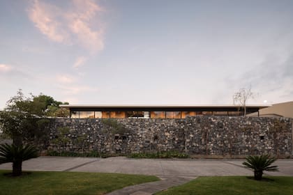 Cada metro cuadrado del muro de piedra pesa casi una tonelada. Los arquitectos plantaron árboles en su fachada para que lo vayan cubriendo y lo lleven a un segundo plano. “La idea es que la naturaleza se lo apropie, como sucede en el paisaje rural”.