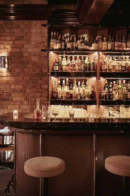 Cada mueble del Experimental Cocktail de Londres, excepto las lámparas, es antiguo o ha sido diseñado por Chzon