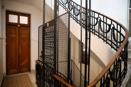 Cada nivel presenta los mosaicos originales que ornamentan los suelos, una característica típica del modernismo catalán.