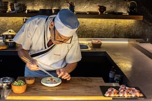 Cada noche, Takeshi Shimada despliega un meticuloso ritual de 16 pasos que comprenden diversas piezas de nigiri y usuzukuri