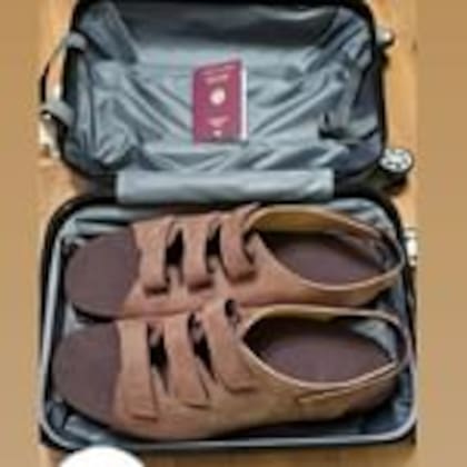 Cada par de sandalias de Jeison Rodríguez ocupan una valija