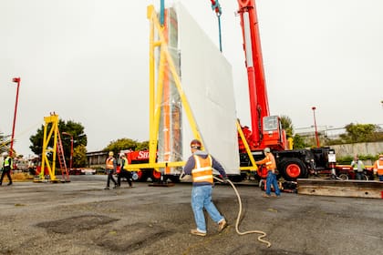 Cada parte del proceso se pensó con antelación para trasladar los paneles al museo. Uno de los primeros viajes consistió en que un camión especial con un panel recubierto de amortiguadores hechos a la medida atravesara la ciudad a ocho kilómetros por hora