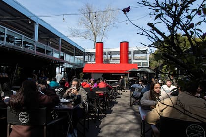 Cada participante trabajará sobre variables clave del ahumado, como el manejo del fuego, el tipo de madera, los tiempos de cocción, el rub —la mezcla de especias que se aplica antes del ahumado—, el uso de la barbacoa en distintas etapas y el desarrollo del bark, la corteza exterior que concentra sabor en la carne