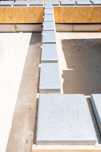 Cada pieza encastra con precisión sin necesidad de mortero, lo que agiliza el montaje y reduce los residuos