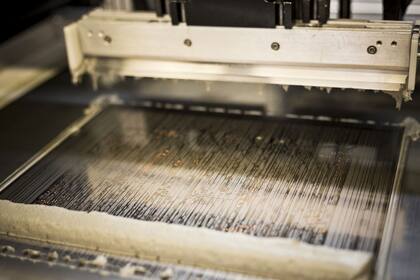 Cada placa tiene un esténcil que permite aplicar la pasta de estaño sobre los contactos.