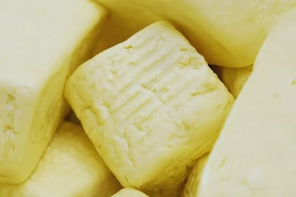 Cada porción de 30 gramos de este queso funcional aporta los 2 gramos de fitoesteroles necesarios para reducir los niveles de colesterol, además de la mitad de la dosis diaria recomendada de vitamina E