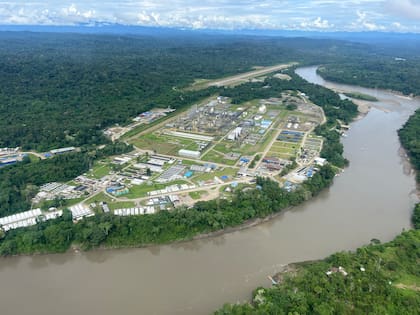 Cada pozo se opera como si estuviera en el mar: se accede por vía aérea o fluvial, para evitar abrir caminos a través de la selva y reducir el impacto en el bosque amazónico