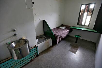 Cada preso tiene designada una "celda húmeda", ya que posee dentro un lavabo y un inodoro