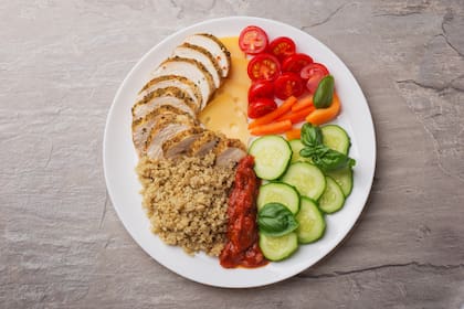 Cada receta se ajusta a las proporciones recomendadas: medio plato de verduras, 1/4 de proteína y 1/4 de cereales, legumbres o féculas