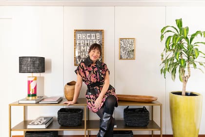 Cada rincón de la casa revela su pasión por el arte, la moda y el color, en un espacio pensado para disfrutar en familia