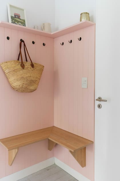 Cada rincón está pensado como este mudroom en tono pastel
