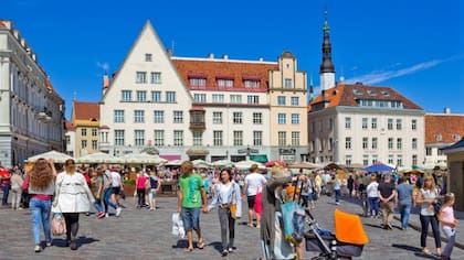 Cada sábado, en la plaza del ayuntamiento de Tallin (Estonia), hay una feria para locales y viajeros (Foto: iStock Photo)